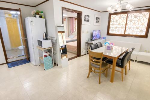 טלויזיה ו/או מרכז בידור ב-Aroha house for Foreign guests only