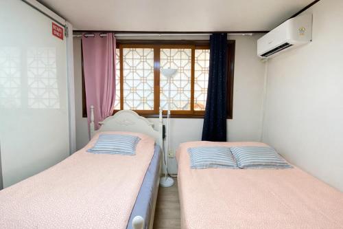מיטה או מיטות בחדר ב-Aroha house for Foreign guests only