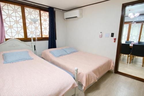 מיטה או מיטות בחדר ב-Aroha house for Foreign guests only