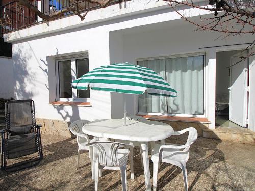 Apartamento para 4 pers cerca de la playa con aire y parking - ES-228-207