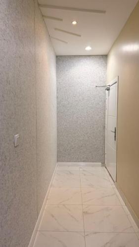 an empty room with a door and a tile floor at مسكن الفخامة in Taif