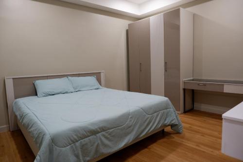 a bedroom with a large bed in a room at Villa nabon in Ban Suan