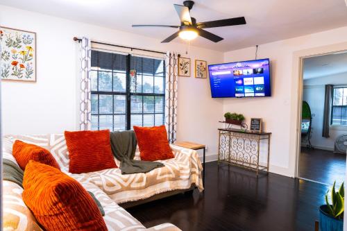 a living room with a couch and a flat screen tv at Hidden Gem Near Plaza Mall - Mi Casita McAllen in McAllen