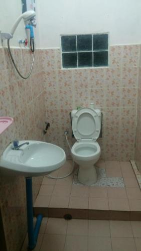 een badkamer met toilet en wastafel bij Phonephithak Guesthouse in Pakbeng