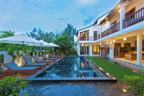 uma imagem de uma piscina numa villa em Vina Beach Pool Villas em Hoi An