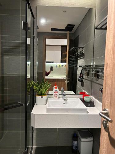 a bathroom with a sink and a mirror at Măng Homestay in Xuân Quan