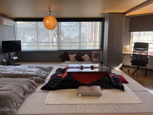 a bedroom with a bed with a tub on the floor at SakuraPiso in Kagoshima