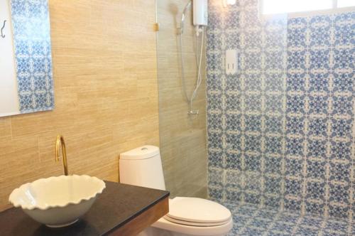 a bathroom with a bowl sink and a toilet at Baan Ongkharak bed & breakfast in Bangkok