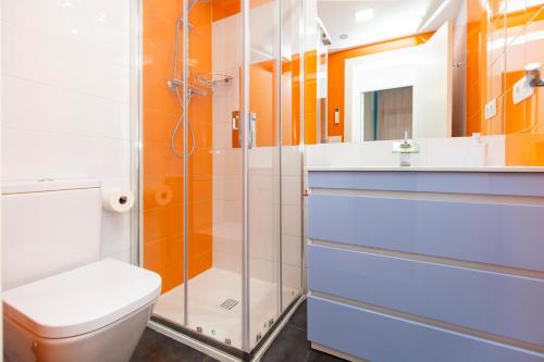 a bathroom with a toilet and a shower at El rincón de las Delicias in Zaragoza