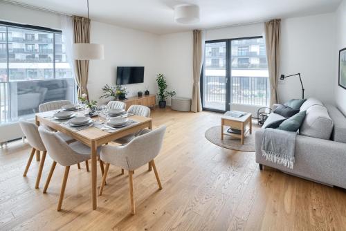 New Modern Apartment with Parking, near Airport