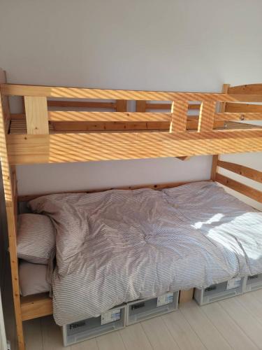 a bunk bed in a room with a bed sqor at バーニングハーツ in Asahikawa
