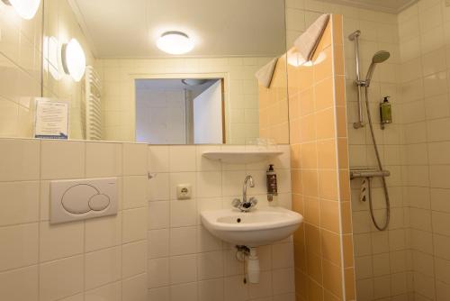 
A bathroom at Folkshegeskoalle Schylgeralân
