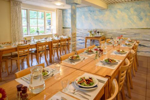 une salle à manger avec des tables et des chaises avec de la nourriture dans l'établissement Folkshegeskoalle Schylgeralân, à Hoorn