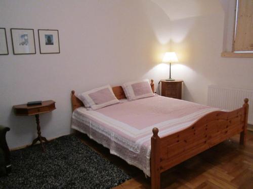 ブダペストにあるToldi Apartmanのベッドルーム1室(ベッド1台、テーブルの上にランプ付)