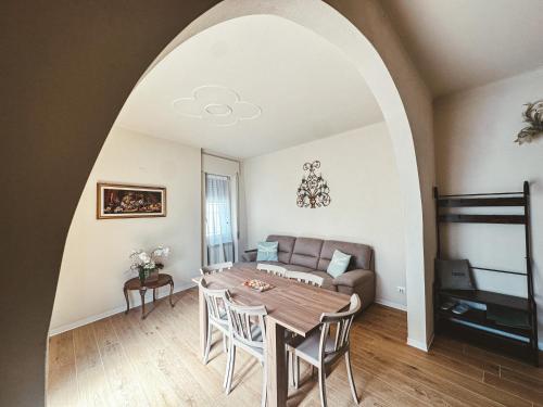 a living room with a table and a couch at Casa da Victoria in Castrezatto