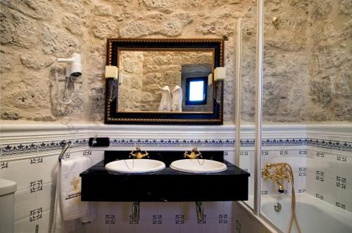 Baño con 2 lavabos y espejo en Señorio de Olmillos, en Olmillos de Sasamón