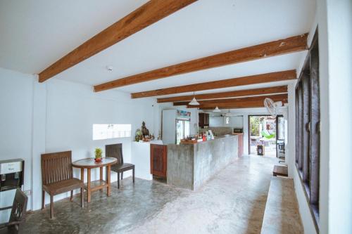 a kitchen and living room with a table and chairs at Thakhek Travel Lodge in Thakhek