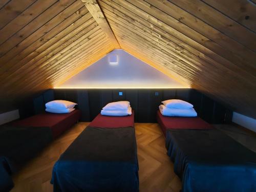 two beds in a small room with a attic at Sauna ja kümblustünniga puhkemaja-MöK Puhkemajad in Takhkuranna-Leyna
