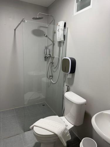 a bathroom with a shower and a toilet and a sink at บ้านสวนจุกทิพย์ โฮมสเตย์ in Ban Sam Kaeo