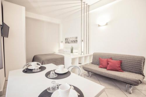 a living room with a couch and a table with red pillows at Excelsior in Piombino