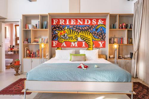 a bedroom with a bed with a painting on the wall at אזמרה בית אירוח מיוחד עם נוף מדהים ובריכה מחוממת בישוב אמירים in Amirim