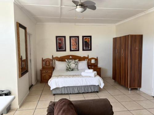 a bedroom with a bed and a couch at Eagles Overnight in Queenstown