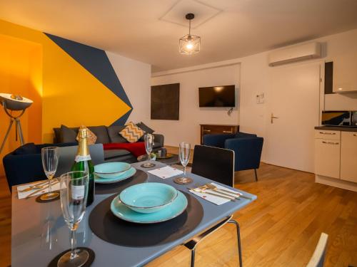 Balcony Apartment for 4 near Naschmarkt & Kettenbrückengasse U4 Metro