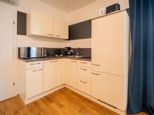 Balcony Apartment for 4 near Naschmarkt & Kettenbrückengasse U4 Metro