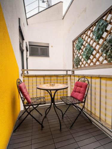 Balcony Apartment for 4 near Naschmarkt & Kettenbrückengasse U4 Metro