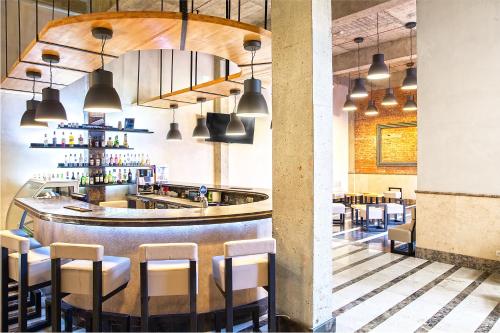 Un restaurante u otro lugar para comer en Hotel Accademia