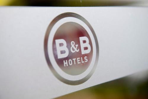 ル・ポンテにあるB&B HOTEL Avignon 1のb b b ホテルと書かれた看板