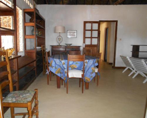 uma sala de jantar com mesa e cadeiras em Villa Miadana em Mahajanga