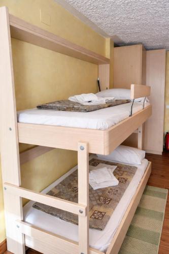 ein Zimmer mit zwei Etagenbetten in der Unterkunft Chalet Lawà in Torre Caprara