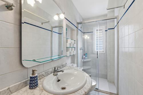 a bathroom with a sink and a mirror and a shower at Rustica, Centrica & Agradable in Palma de Mallorca