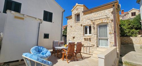 Quaint stone cottage just 150m from the beach, Little house