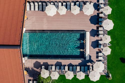 ヴァルヒゼーにあるDas Walchsee Resortのプール付きの家を上空から撮影した写真
