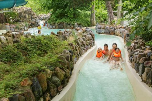 a group of children in a water slide at a theme park at Center Parcs Les Bois Francs in Verneuil d'Avre et d'Iton