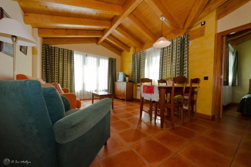 a living room with a couch and a table at Els Meners in Canillo