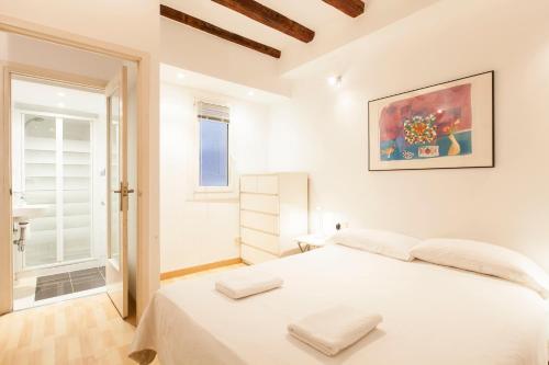 Un dormitorio blanco con una cama blanca y una ventana en AB Centric Barcelona, en Barcelona