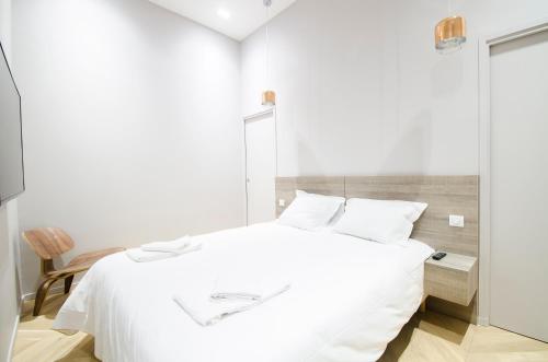 パリにあるDreamyflat - Apartment Opera 3のベッドルーム(白いベッド1台、鏡付)