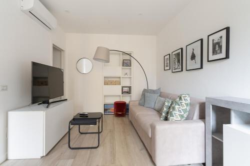 GuestHost - Bright Flat near Stazione Centrale