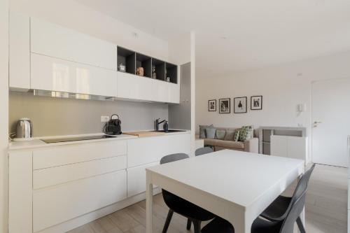 GuestHost - Bright Flat near Stazione Centrale