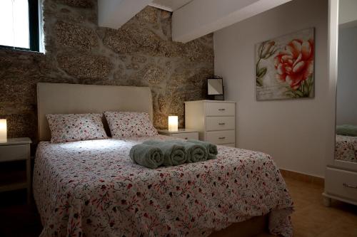 ein Schlafzimmer mit einem Bett, auf dem Handtücher liegen in der Unterkunft Luxury Private apartment FREE Play Park inc QUID BIKES PRIVATE Heated swimming pool in Sinde