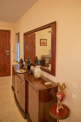 a room with a mirror and a table with vases on it at Espectacular chalet para descansar in Torrent