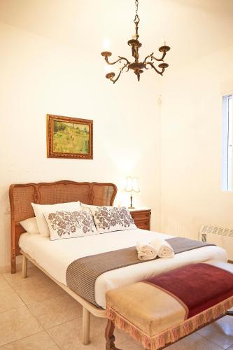 a bedroom with a large bed with a chandelier at Espectacular chalet para descansar in Torrent