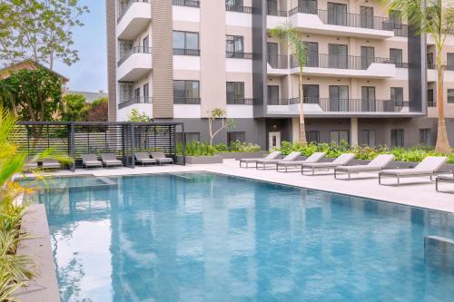un'immagine di una piscina di fronte a un edificio di The Bantree a Accra