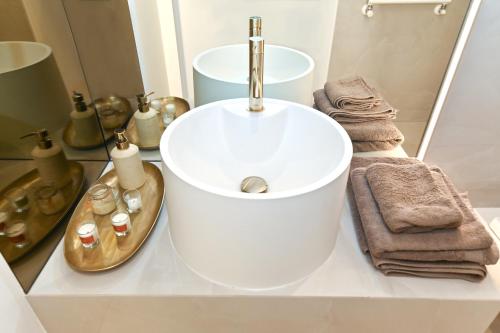 a bathroom with a white sink and a mirror at Cortina Nord Panoramic Studio in Voluntari