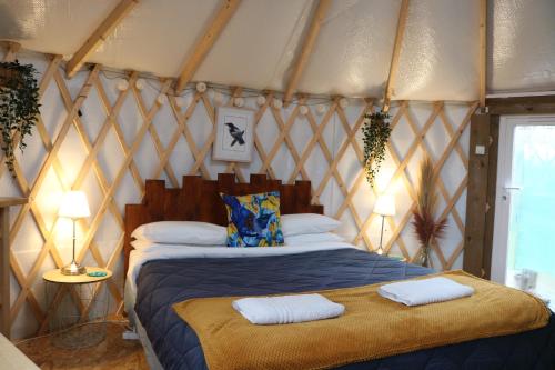 a bedroom with a bed in a yurt at Le Cocon de Tranquillité au Cœur de la Campagne in Les Pégués