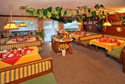 ein Restaurant mit Tischen und Sofas in einem Zimmer in der Unterkunft Gästehaus Veit Fiegl in Sölden