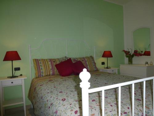 グラヴェドーナにあるIl Nidoのベッドルーム(白いベッド、赤い枕付)